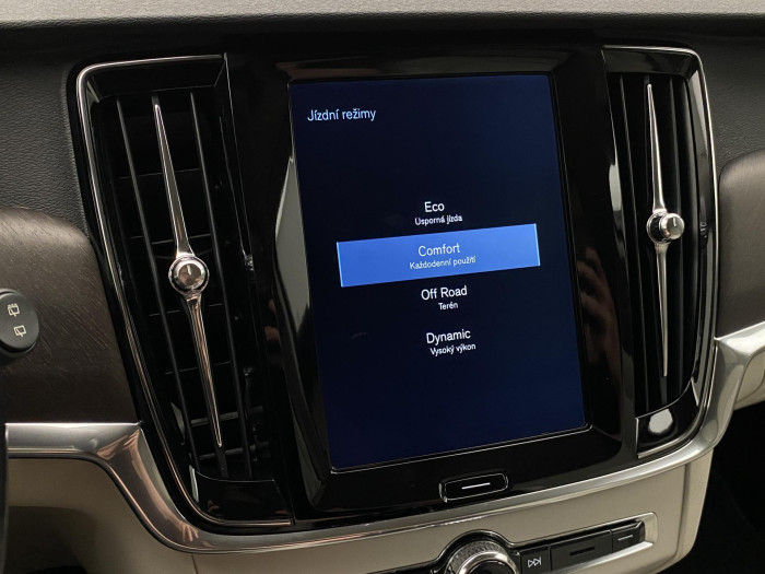 Volvo V90 CC D5 AWD MOMENTUM AUT CZ 2.0 d CC CC Momentum