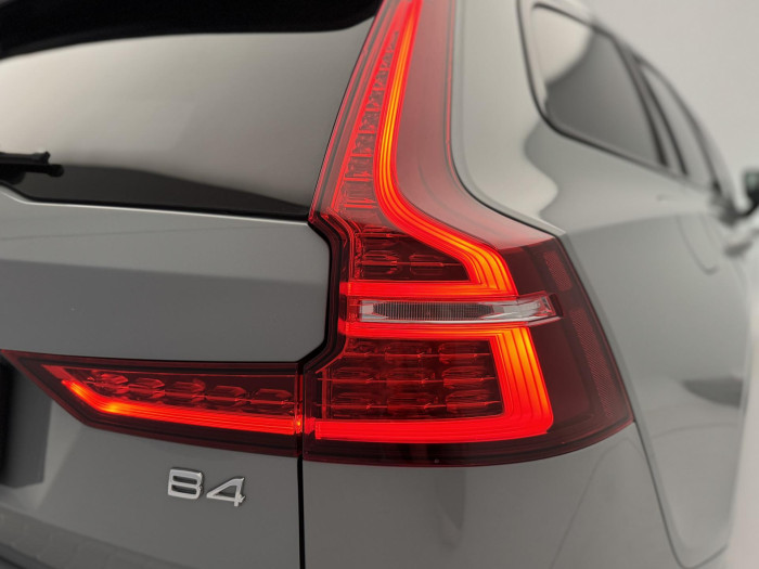 Volvo V60 B4 PLUS DARK AUT 1.maj.