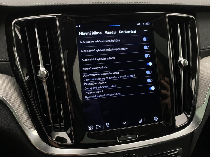 Volvo V60 B4 ULTIMATE DARK AUT REZERVACE