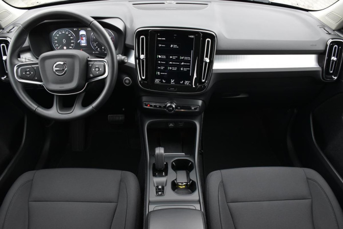 Volvo XC40 B4 AWD MOMENTUM REZERVACE 2.0 Momentum