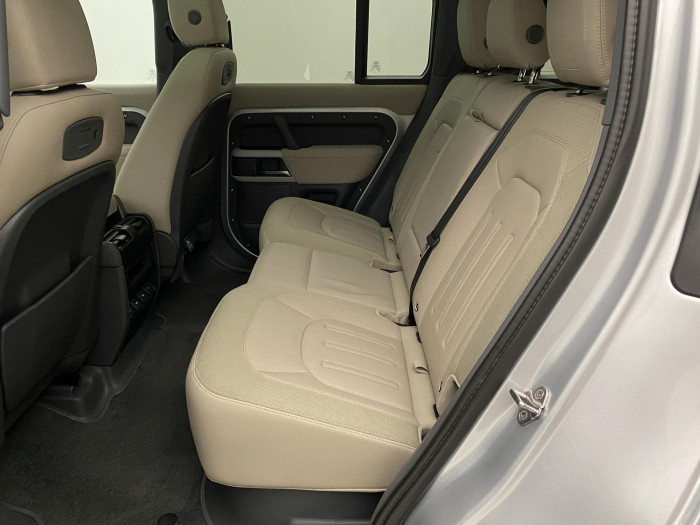 Land Rover Defender P400 SE AWD AUT REZERVACE 3.0 SE