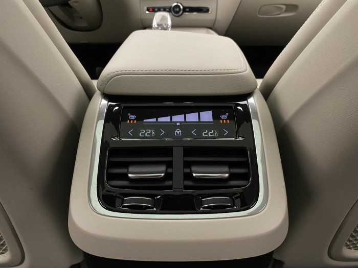 Volvo XC60 B4 AWD ULTIMATE AUT REZERVACE