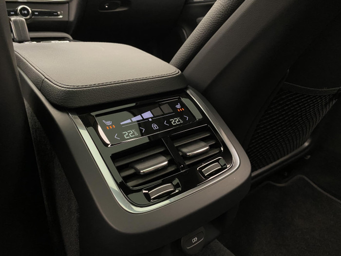 Volvo V90 CC B4 AWD MOMENTUM  REZERVACE 2.0 CC CC Momentum