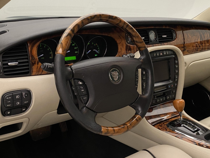 Jaguar XJ 4.2 V8 L EXECUTIVE AUT 1.maj 4.2 V8 Executive