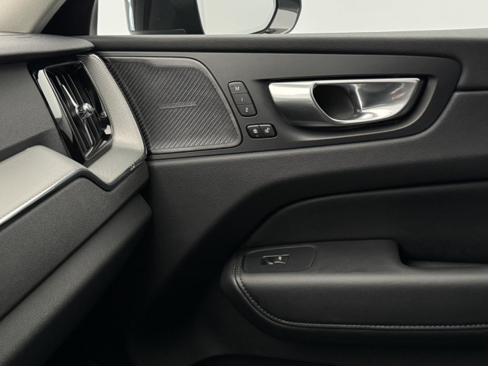 Volvo XC60 B4 AWD PLUS DARK AUT 1.maj