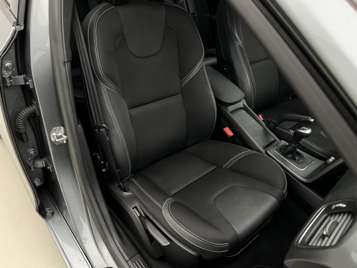 Volvo V40 T2 BLACK EDITION 1.maj. 2.0 Edition