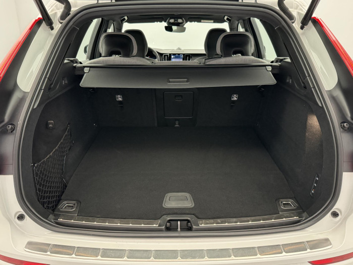 Volvo XC60 T8 AWD RECHARGE REZERVACE