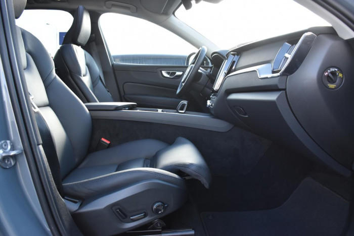 Volvo XC60 B4 AWD R-Design REZERVACE