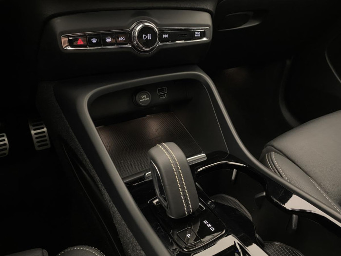 Volvo XC40 B5 AWD R-DESIGN AUT REZERVACE