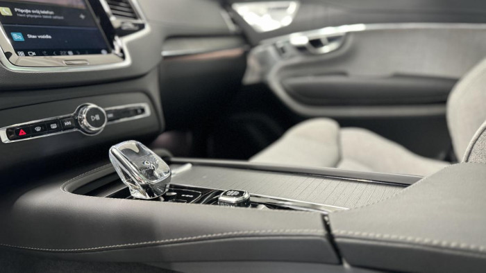 Volvo XC90 T8 AWD RECHARGE REZERVACE