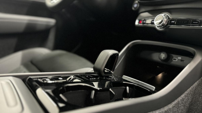 Volvo XC40 B3 ULTIMATE DARK REZERVACE