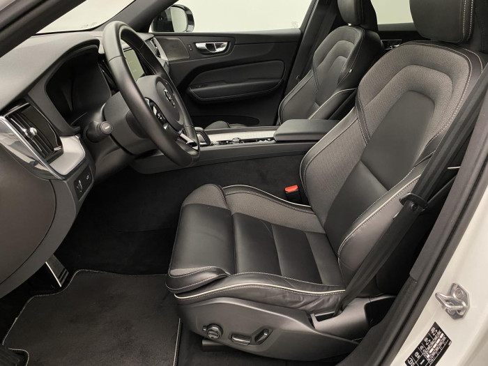Volvo XC60 B5 AWD R-DESIGN REZERVACE