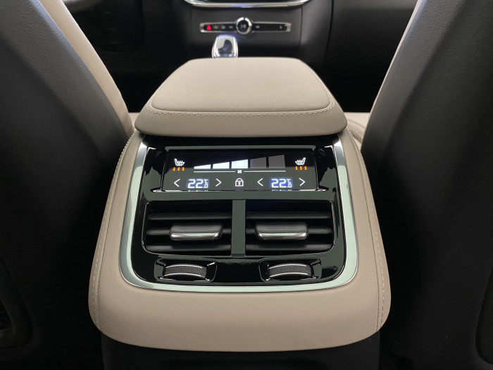 Volvo XC90 T8 AWD RECHARGE REZERVACE