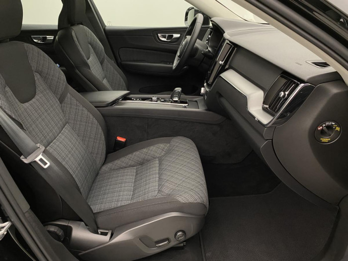 Volvo XC60 B4 MOMENTUM PRO AUT REZERVACE 2.0 Momentum