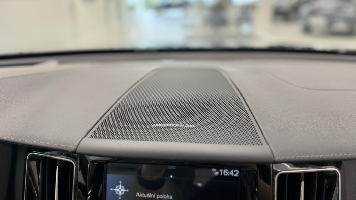Volvo XC60 T8 AWD RECHARGE REZERVACE