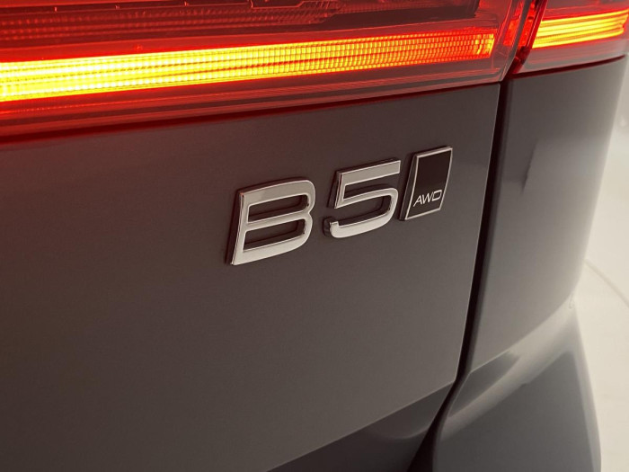Volvo XC60 B5 AWD ULTIMATE AUT REZERVACE