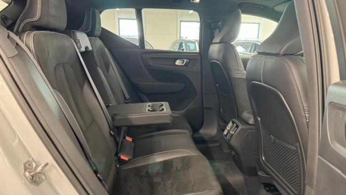 Volvo XC40 T4 R-DESIGN REZERVACE