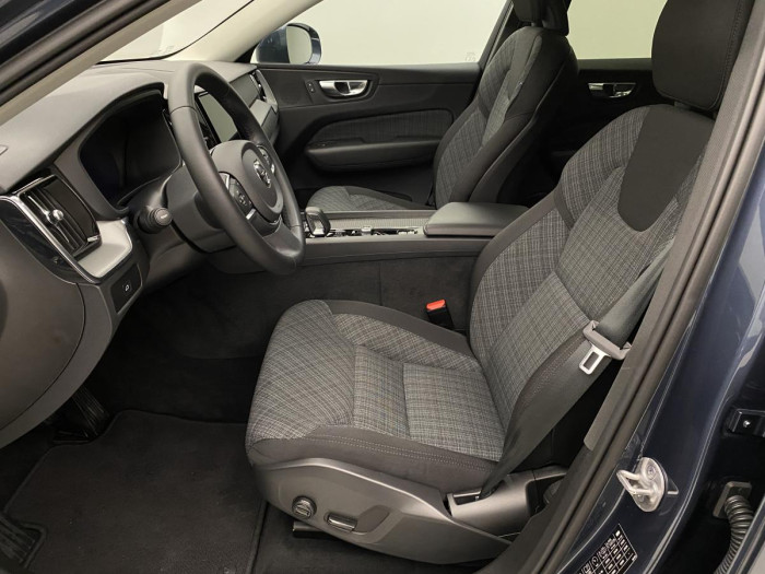 Volvo XC60 B4 MOMENTUM AUT REZERVACE 2.0 Momentum