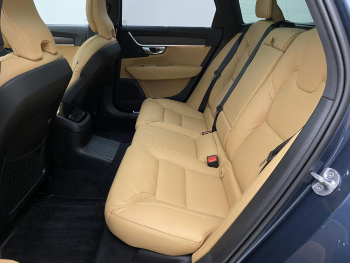 Volvo V90 T6 AWD RECHARGE REZERVACE