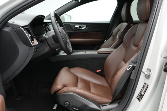 Volvo V60 D3 MOMENTUM PRO AUT REZERVACE 2.0 d Momentum