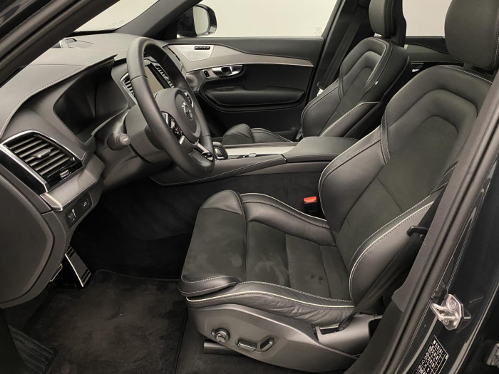 Volvo XC90 B6 AWD R-DESIGN REZERVACE