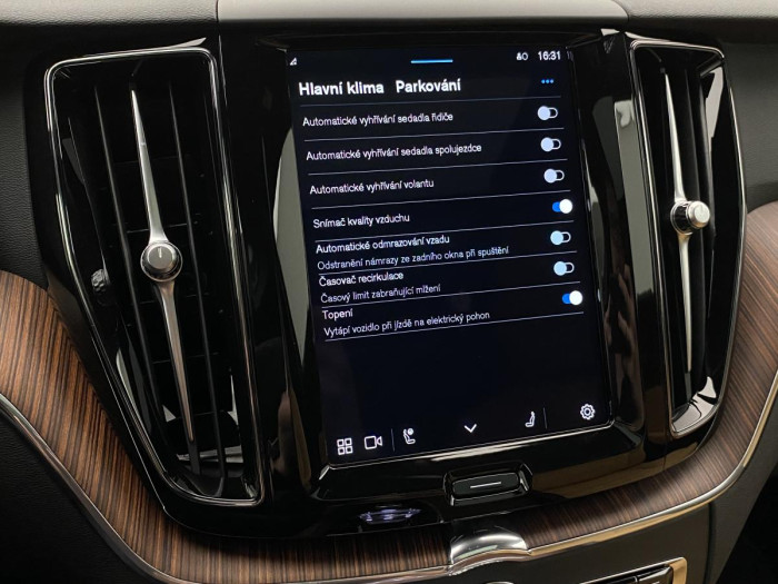 Volvo XC60 T6 AWD AT RECHARGE BRIGHT PLUS 2.0 AT Plus