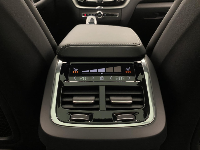 Volvo XC60 B5 AWD R-DESIGN AUT CZ