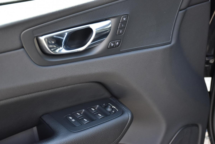 Volvo XC60 T6 AWD R-DESIGN REZERVACE