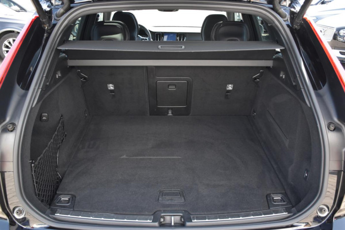 Volvo XC60 T6 AWD R-DESIGN REZERVACE