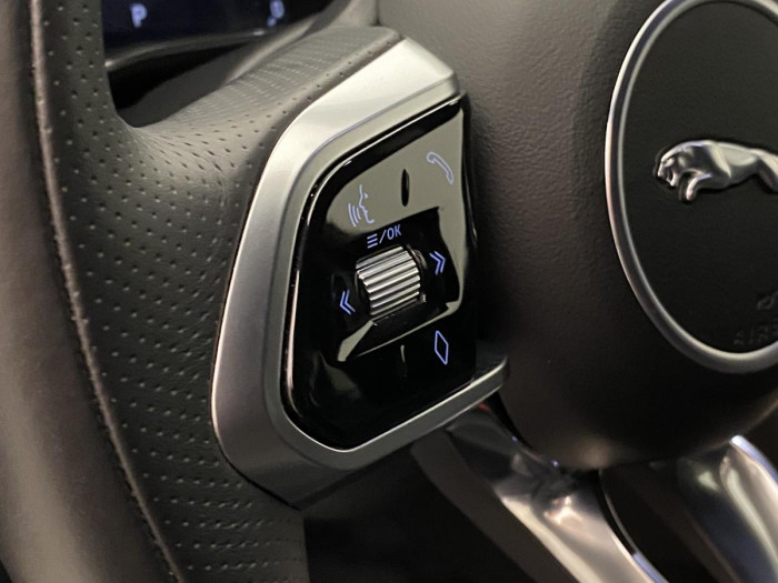 Jaguar XF D200 R-DYNAMIC REZERVACE 2.0 d Dynamic