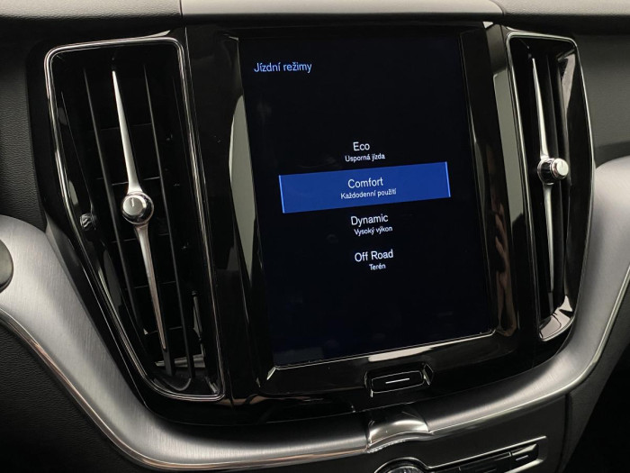 Volvo XC60 B4 AWD MOMENTUM AUT REZERVACE 2.0 Momentum