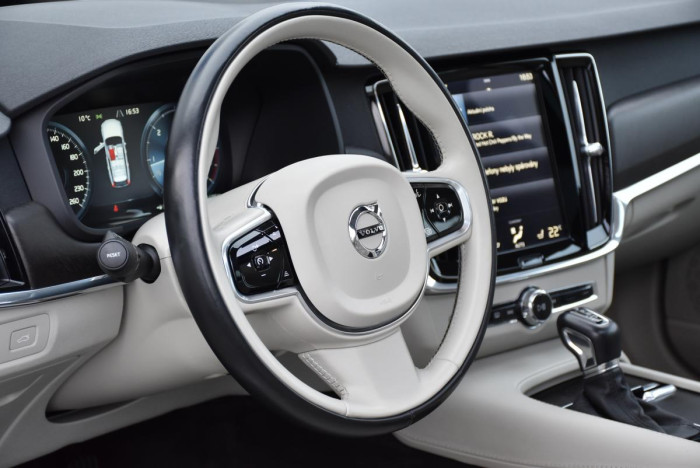 Volvo V90 CC D5 AWD PRO AUT REZERVACE 2.0 d CC CC