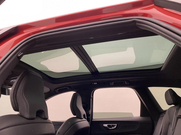 Volvo XC60 B5 AWD ULTIMATE REZERVACE