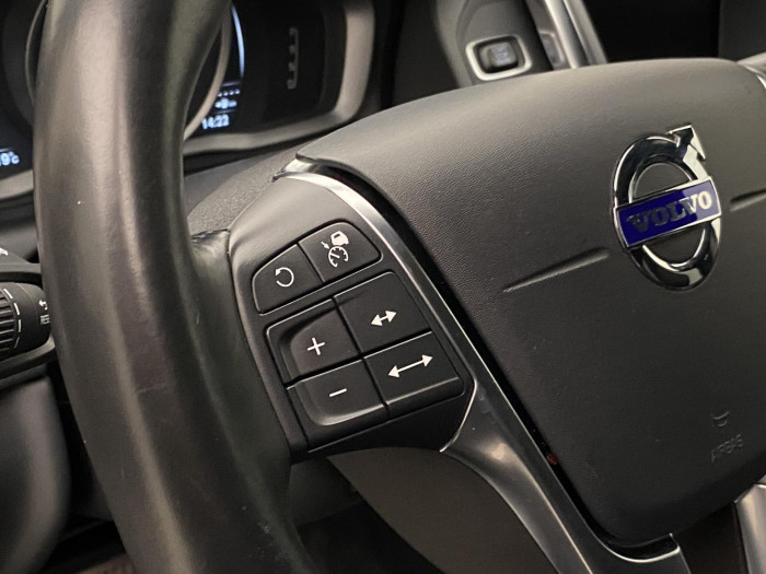 Volvo XC60 D4 AWD MOMENTUM REZERVACE 2.4 d Momentum