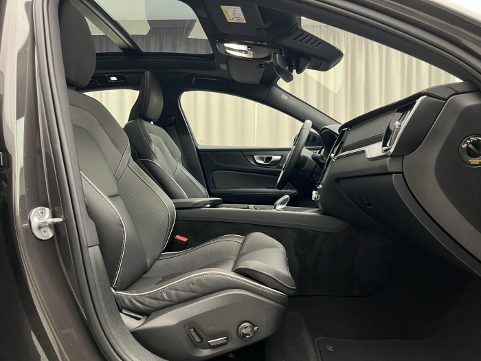 Volvo S60 B5 AWD ULTIMATE DARK AUT 1.maj