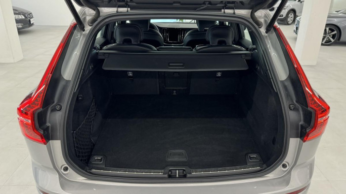 Volvo XC60 B4 PLUS DARK REZERVACE 2.0 Plus