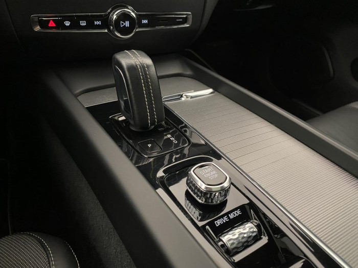 Volvo V60 B6 AWD R-DESIGN REZERVACE