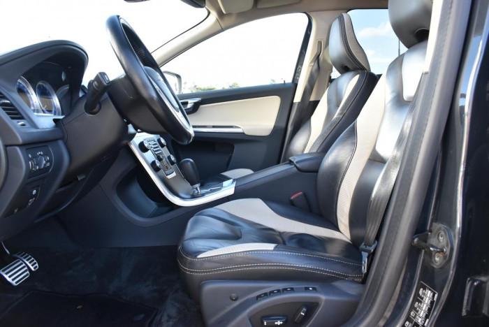 Volvo XC60 D5 AWD R-Design REZERVACE 2.4 d