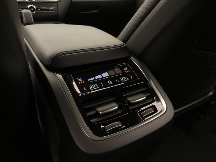 Volvo XC60 B4 AWD PLUS DARK AUT 1.maj