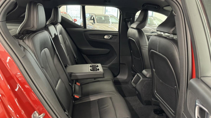 Volvo XC40 T4 R-DESIGN AUT REZERVACE