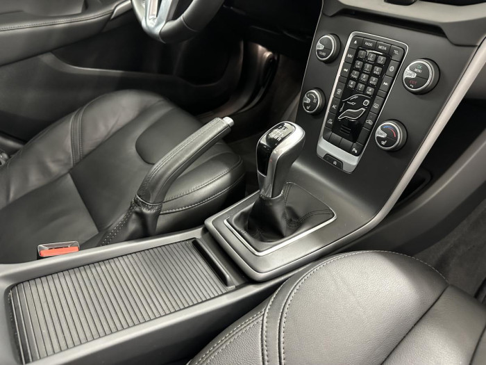 Volvo V40 D2 BLACK EDITION REZERVACE 2.0 d Edition