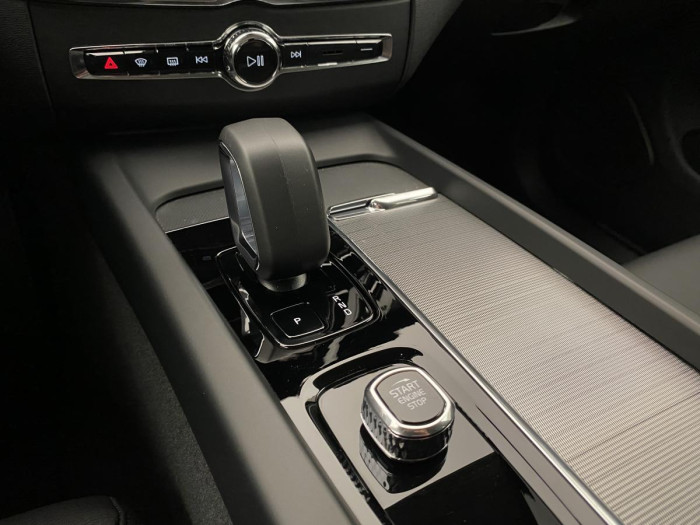 Volvo XC60 B4 AWD PLUS DARK AUT REZERVACE