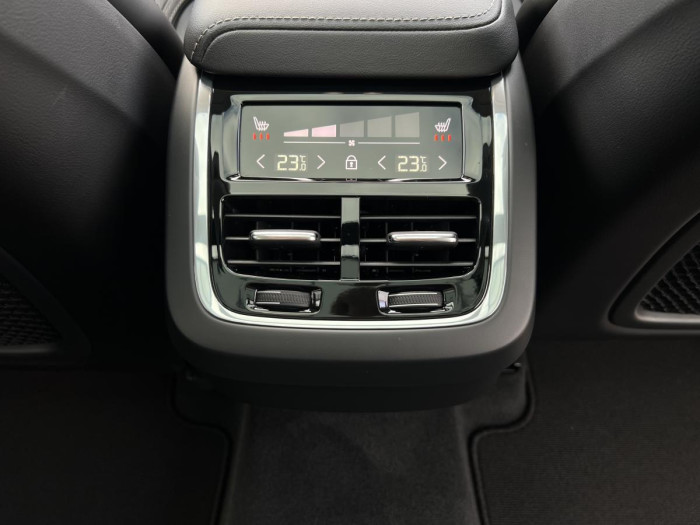 Volvo XC60 B5 AWD ULTIMATE DARK Aut CZ