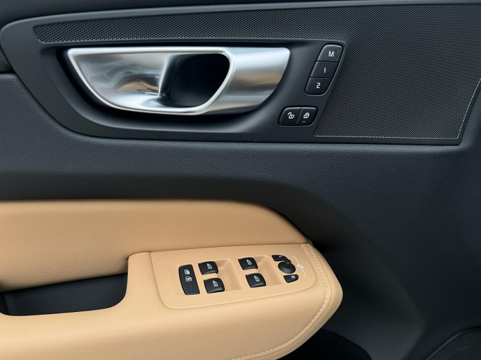 Volvo XC60 B4 AWD PLUS DARK AUT CZ