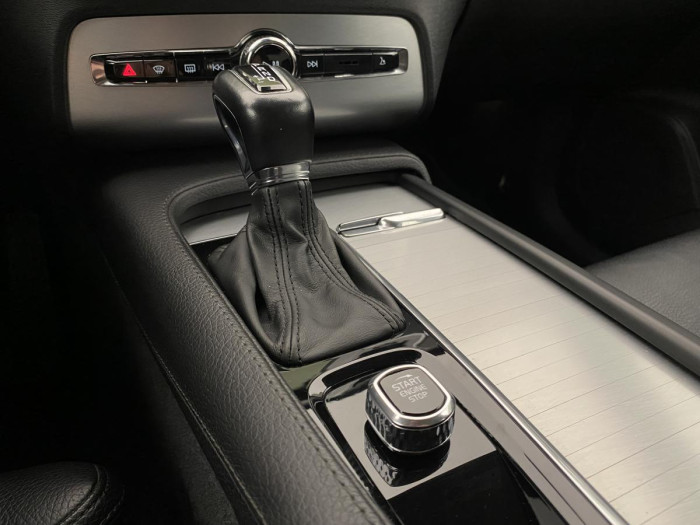 Volvo XC90 D5 AWD MOMENTUM AUT REZERVACE 2.0 d Momentum