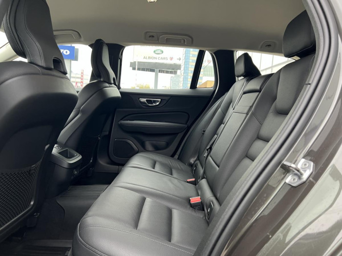 Volvo V60 CROSS COUNTRY B4 AWD REZERVACE