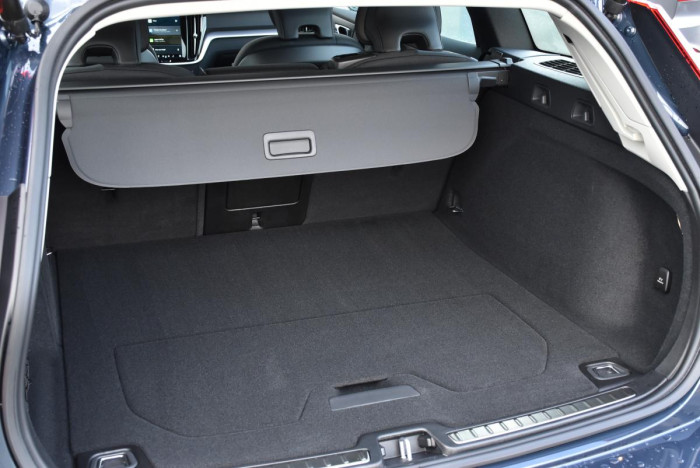Volvo V60 CROSS COUNTRY B4 REZERVACE