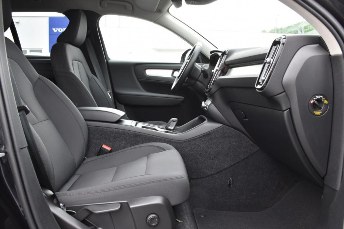 Volvo XC40 B4 AWD MOMENTUM REZERVACE 2.0 Momentum