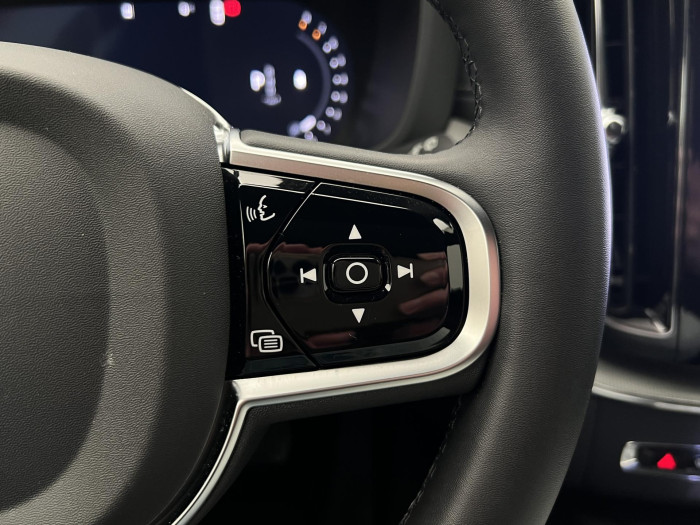 Volvo XC60 B5 AWD ULTRA BLACK REZERVACE