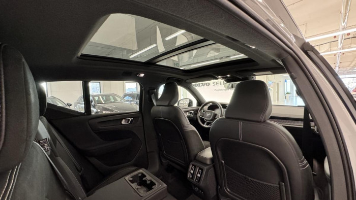 Volvo XC40 T4 R-DESIGN REZERVACE